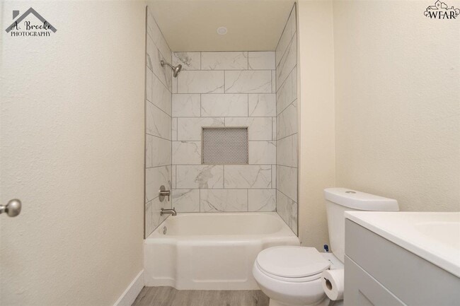 Building Photo - 514 S Archer St