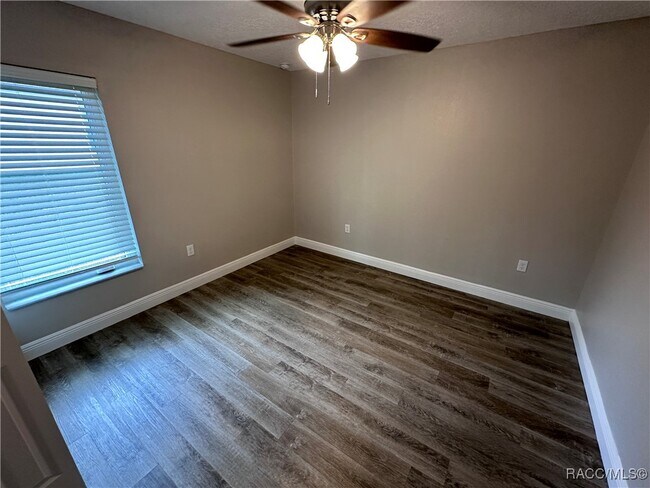 Building Photo - 1411 W Cary Dr