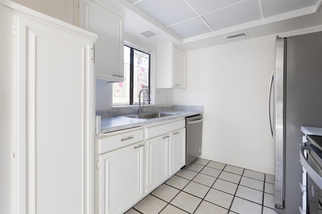 Building Photo - 1411 N Sunrise Way