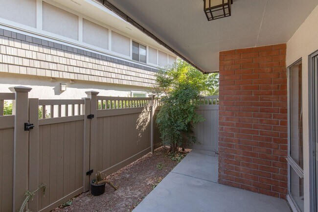 Building Photo - 1 bedroom unity in luxury guard gated community near the Strip