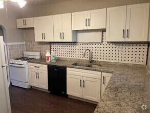 Building Photo - Cozy 1 Bedroom / 2 Bathroom Home in Braddock