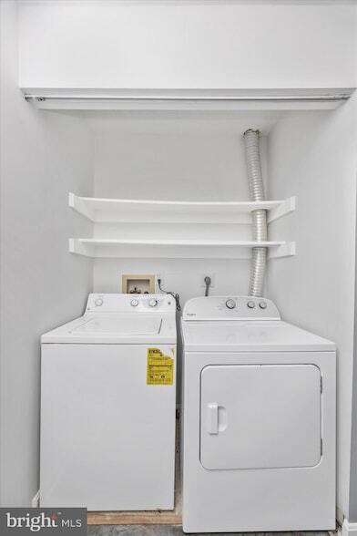 Building Photo - 10001 Vanderbilt Cir