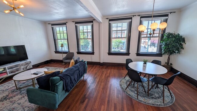 Building Photo - MainStN446