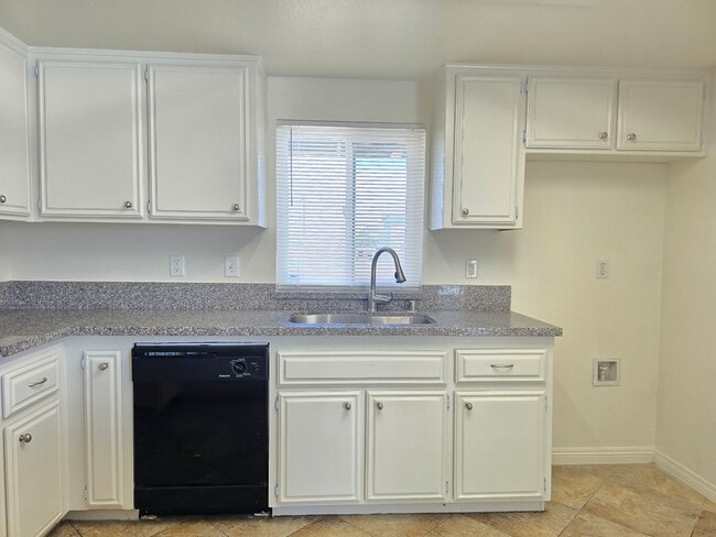 Building Photo - For Rent in California City – 3 Bed / 2 Ba...