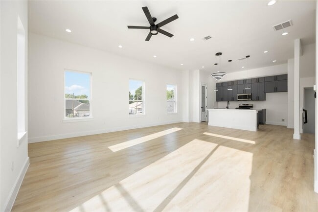 Building Photo - 2115 Dan St