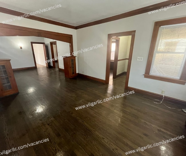 Building Photo - 3 large bedrooms, 1 full bath home in Gary...