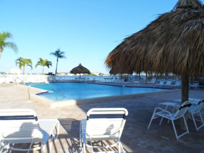 Building Photo - FURNISHED 2/2 GOLF COURSE  6 MONTH RENTAL APR. 29 - OCT. 31, 2026