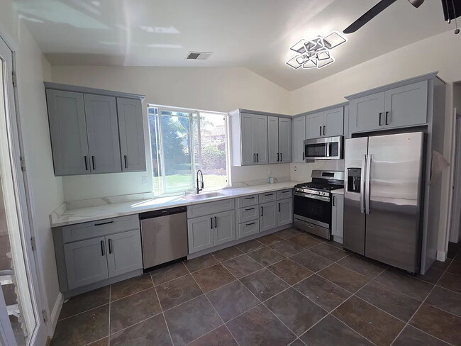 Building Photo - Cozy, comfortable and large living space for a family