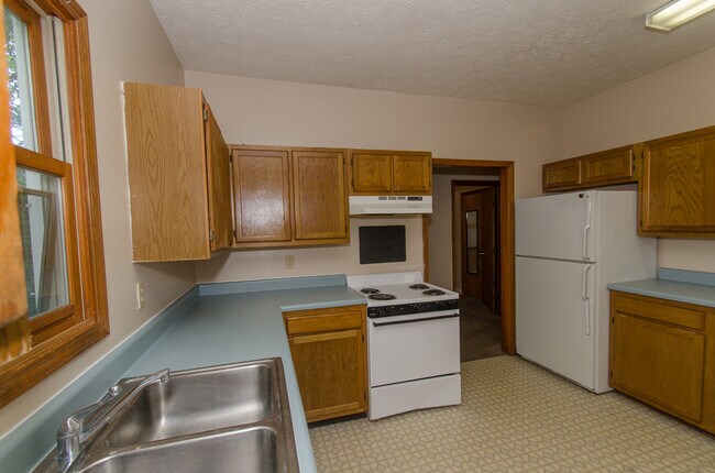 Building Photo - 4 bedroom, 1 bath home: Available July 2026!
