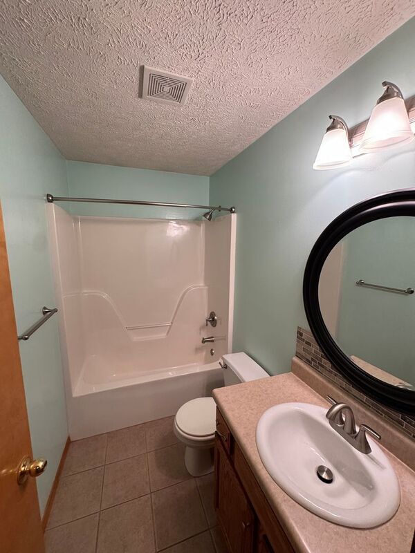 Building Photo - 841 S Hazelnut Ave