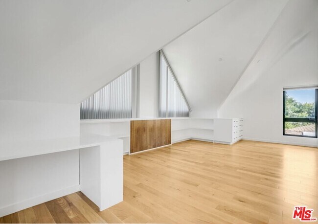 Building Photo - 3641 Greenwood Ave