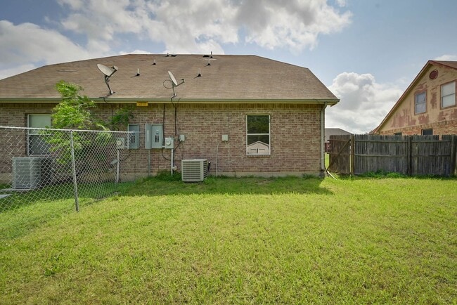 Building Photo - 404 Kings Way Dr