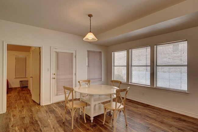 Building Photo - 212 Oak Hill Dr