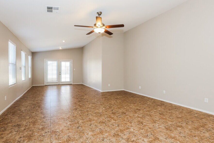 Building Photo - 3312 W Five Mile Peak Dr