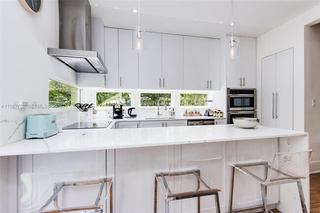 Building Photo - 655 NE 120th St