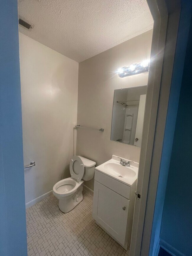 Building Photo - 1402-M Gorman St. 1 Bedroom / 1 Bathroom ~ Walk to NCSU & on Wolfline ~