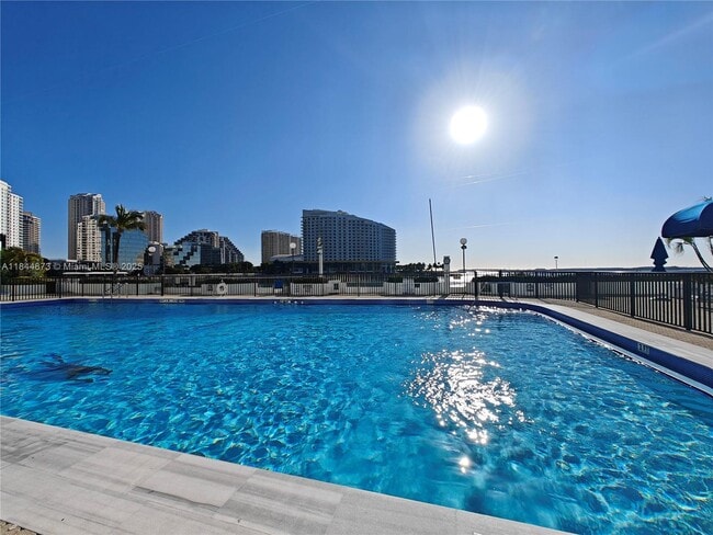 Building Photo - 999 Brickell Bay Dr