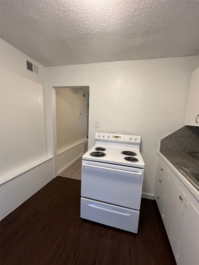 Building Photo - 5415 Scott St