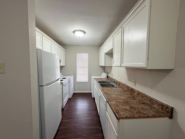 Building Photo - 3302 Salisbury Ave