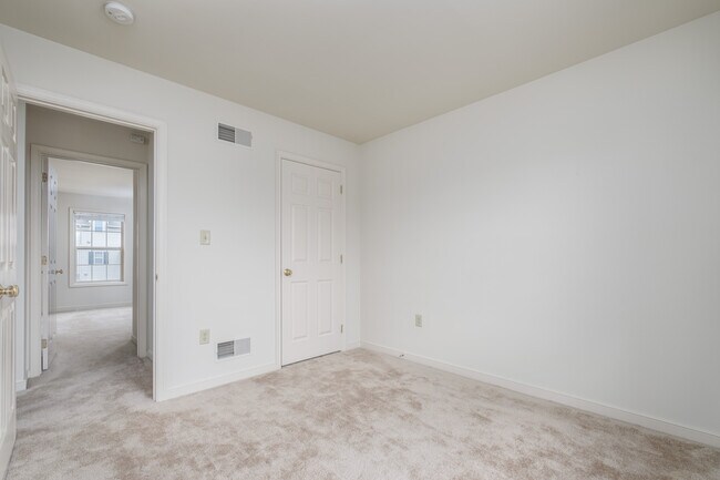 Building Photo - 201 Landing Cir