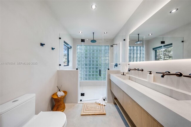 Building Photo - 1000 NW 9th Ct