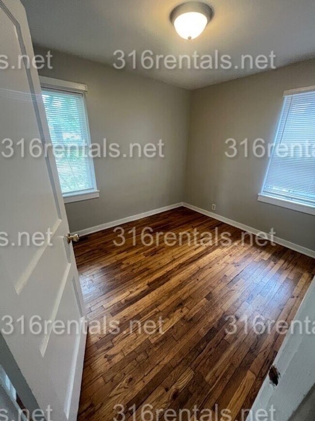 Building Photo - $1025 - 3 bedroom / 1.5 bathroom - Single ...