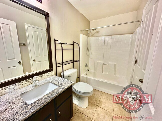 Building Photo - 3 Bd 3.5 Bath Model Like Townhome in Riverton