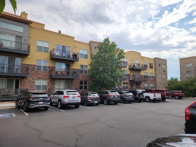 Building Photo - LOCATION, FULLY FURNISHED and LUXURY! Cher...