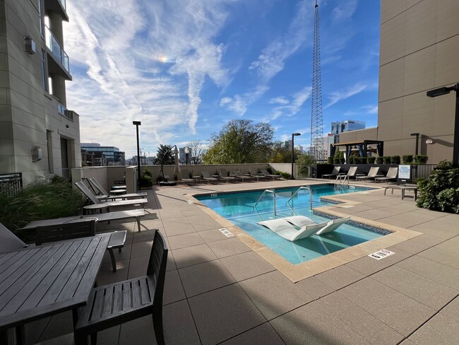 Building Photo - Spacious 2 bedroom 3 bath condo with offic...