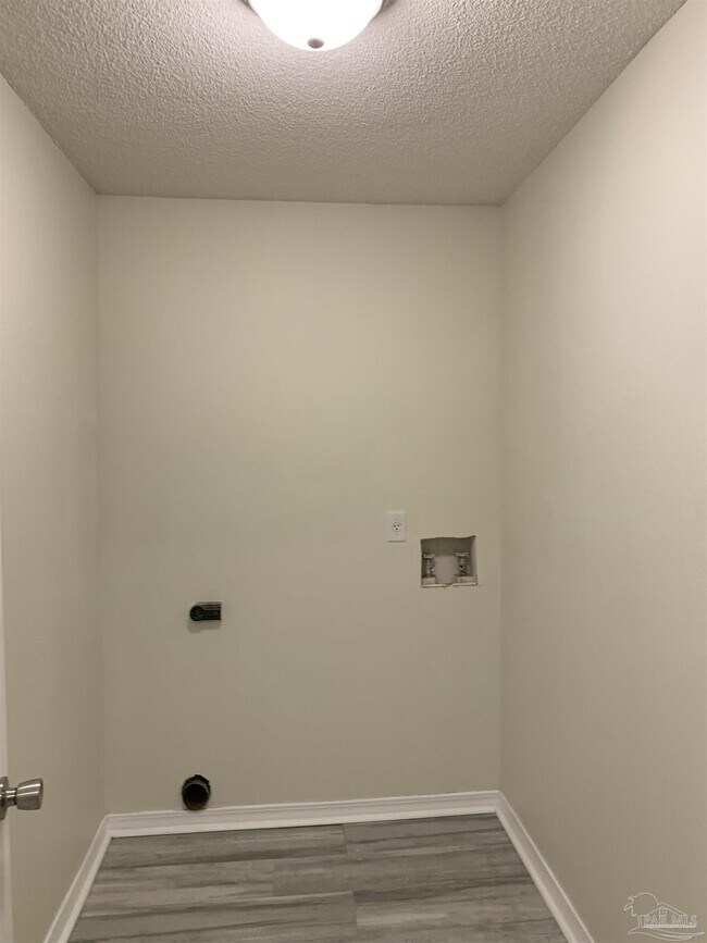 Building Photo - 4003 Lochmoor Dr