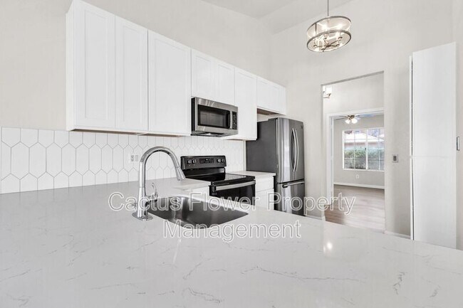 Building Photo - 1132 E Harbor View Dr