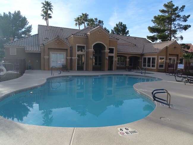 Building Photo - Well Cared For 1 Bed, 1 Bath 2nd Floor West Side Condo