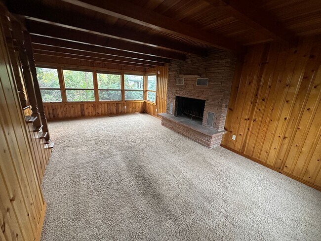 Building Photo - Beautiful Manitou Home With Sweeping Mount...