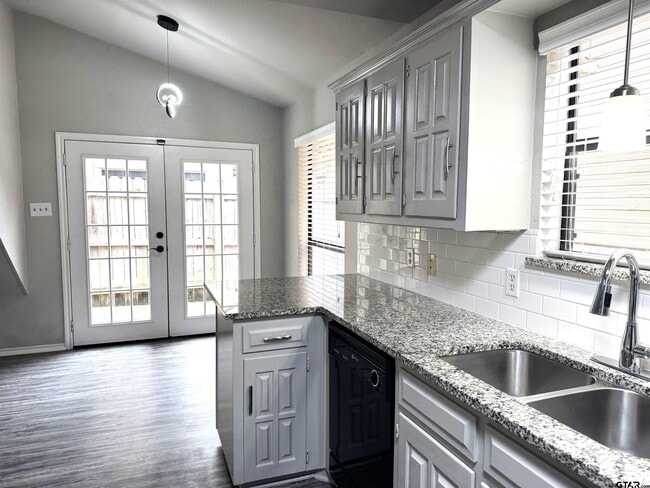 Building Photo - 5911 Hollytree Dr