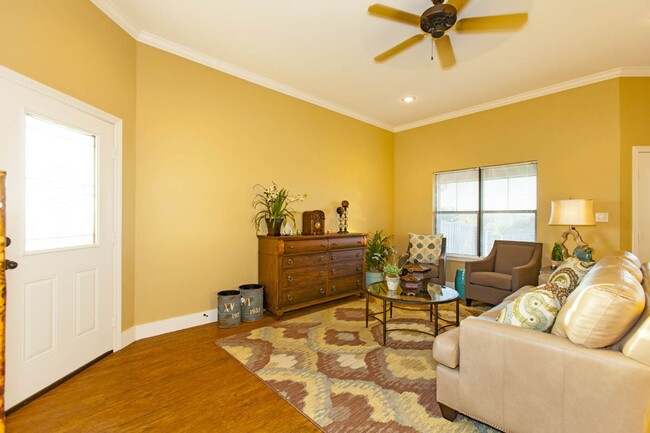 Building Photo - COMING SOON! 3 Bed 2 Bath Duplex in West T...
