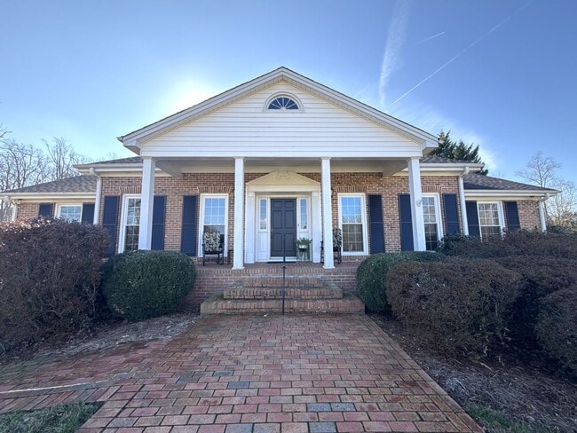 Building Photo - Beautiful 5 Bedroom 3 Bathroom House on Country Club Golf Course!