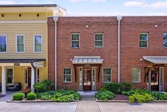Building Photo - Luxury Condo!
