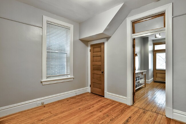 Building Photo - Charming 2-Bedroom Unit Near The Grove!