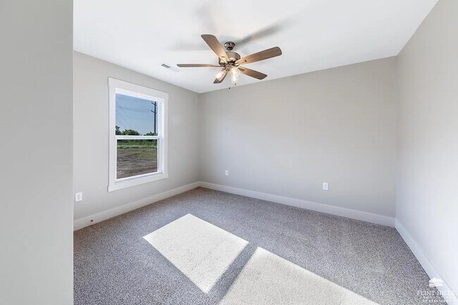 Building Photo - Open-Concept Modern 3 Bedroom, 3 bathroom house