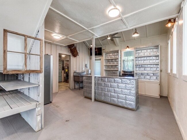 Building Photo - 1005 Center Cir