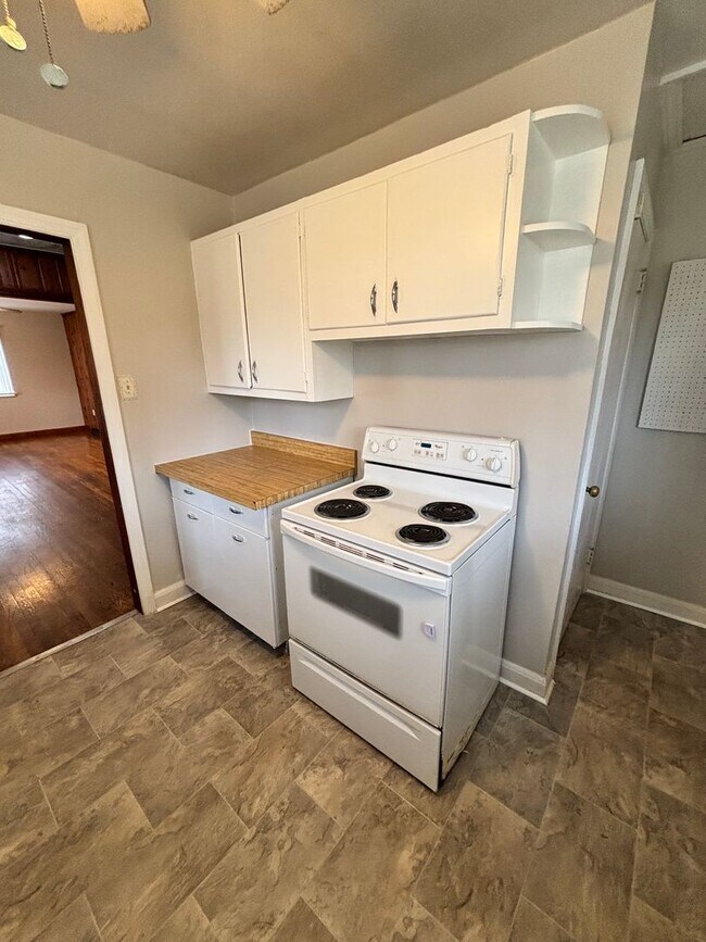 Building Photo - Quiet Country Feel — Minutes From Downtown Knoxville 2bd/1bth