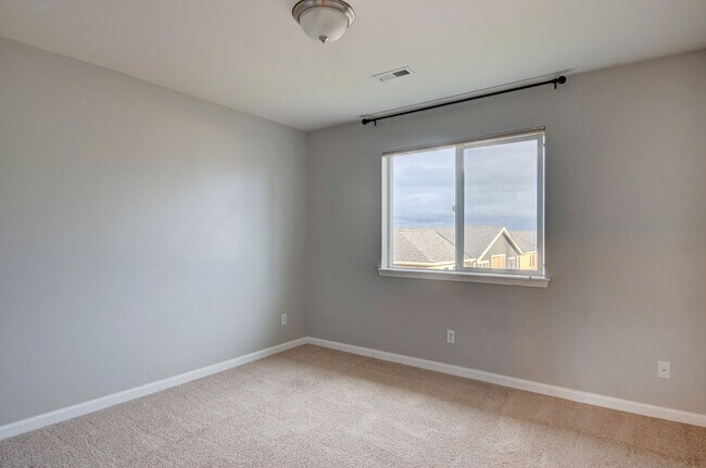 Building Photo - 5-Bedroom Home with Primary Bedroom on Main Floor