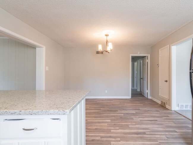 Building Photo - Renovated 3BR/2BA in Whitehaven