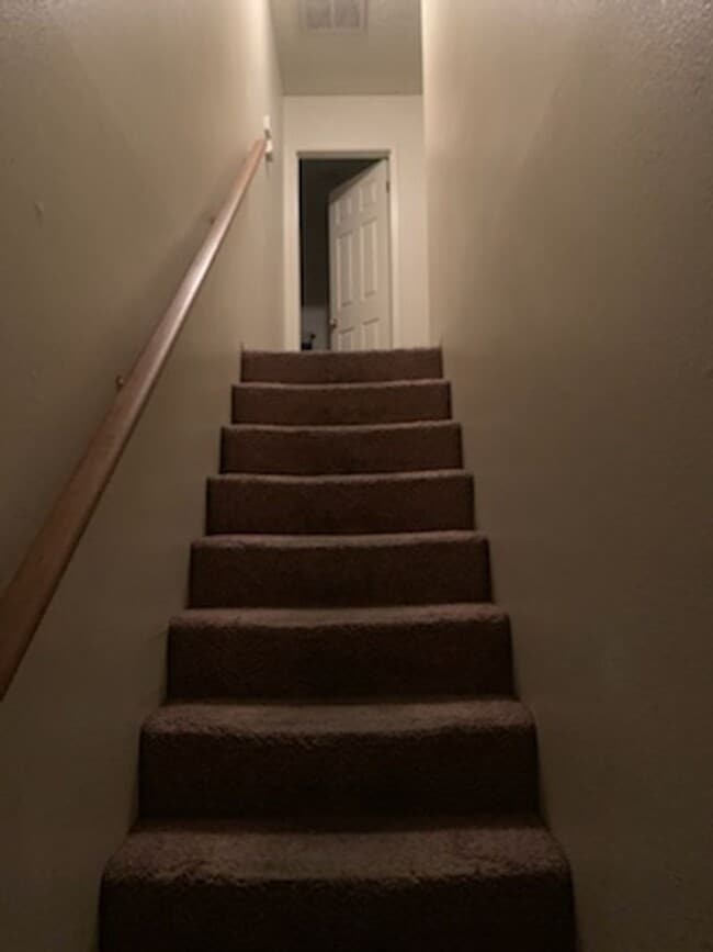 Building Photo - 621 W 7th St