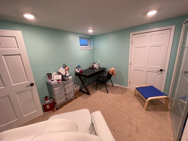 Building Photo - 31 Hunnewell St