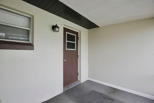 Building Photo - Beautifully Renovated 2-Bedroom Duplex nea...