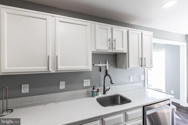 Building Photo - 8201 Crossbrook Ct