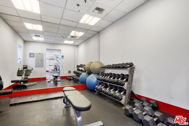 Building Photo - 645 W 9th St