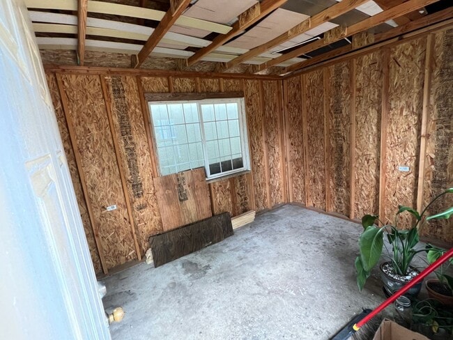 Building Photo - 4 Bed, 1 Bath, Large fenced yard, Shop, En...