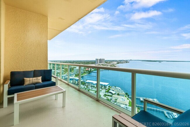 Building Photo - 2650 Lake Shore Dr